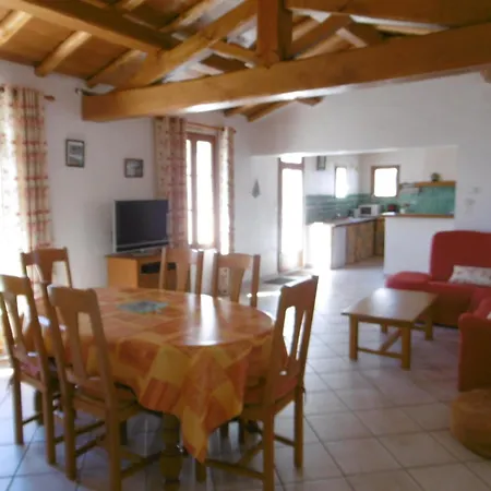 Maison Confortable A Pour 6 Pers., Proche - Fr-1-823-104